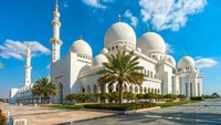 Sheikh Zayed Mosque dibangun untuk menghormati Sheikh Zayed bin Sultan Al Nahyan yang merupakan Presiden UEA. Dengan luas lebih dari 12 hektar, masjid bisa menampung lebih dari 40 ribu jemaah. (iStockphoto/mtcurado)
