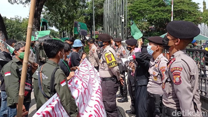 Massa bawa bendera HMI demo di Balai Kota DKI Jakarta