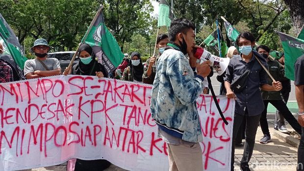 Massa bawa bendera HMI demo di Balai Kota DKI Jakarta