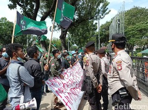 Massa Bawa Bendera HMI Demo Anies di Balai Kota DKI