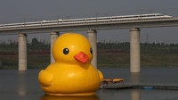 Pada tahun 2020, China mulai menguji kereta api protopipe baru bernama Maglev yang melaju dengan kecepatan 600 km/jam. Nantinya kereta ini akan menggunakan jalur Maglev berkecepatan tinggi sepanjang 500 km untuk penggunaan komersial pada tahun 2025. Getty Images/Feng Li  
