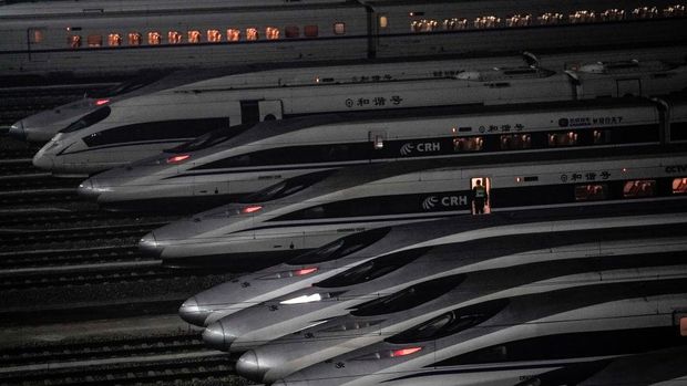 Melihat Canggihnya Kereta Cepat China SHANGHAI, CHINA - MAY 11: (CHINA OUT) A CRH high-speed train leaves Shanghai Hongqiao Railway Station during its test run on May 11, 2011 in Shanghai, China. After 3 years construction, from April in 2008, with total investment estimated at 220.9 billion yuan (around 32.5 billion U.S. dollars), the Beijing-Shanghai high-speed railway begins a one-month trial operation. It is expected to start operation in June this year, with the travel time between the two cities reducing to five hours from the previous 10.
