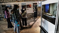 Jadi terdapat karya foto yang diproduksi pada dua tahun tersebut, khusus di tahun 2020 yang bertemakan pandemi COVID-19. 