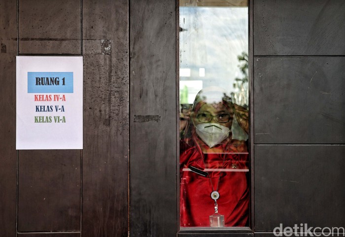 Tenaga pendidik melakukan persiapan sekolah tatap muka di SDN 01 Pagi Sukapura, Cilincing, Jakarta Utara, Selasa (6/4).