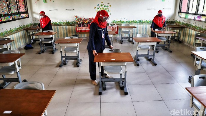 Tenaga pendidik melakukan persiapan sekolah tatap muka di kawasan SDN 01 Pagi Sukapura, Cilincing, Jakarat Utara, Selasa (6/4).