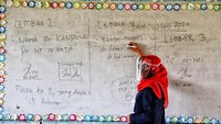 Pihak sekolah menyiapkan ruangan kelas yang hanya boleh diisi 16 orang.