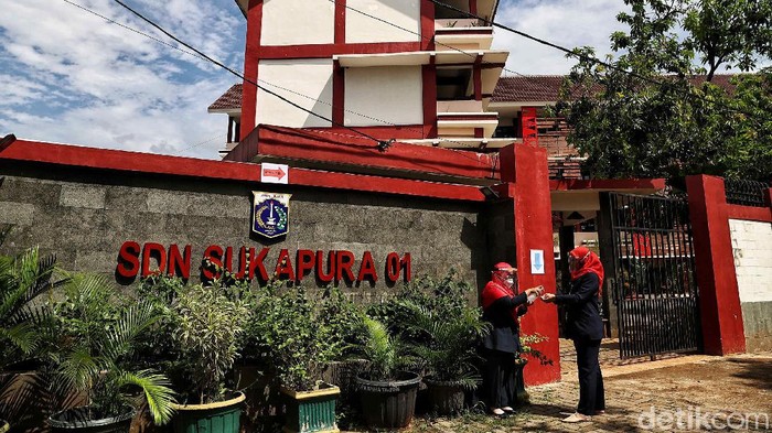 Melihat Persiapan Sekolah Tatap Muka di SDN 01 Pagi Sukapura Cilicing Tenaga pendidik melakukan persiapan sekolah tatap muka di kawasan SDN 01 Pagi Sukapura, Cilincing, Jakarat Utara, Selasa (6/4).