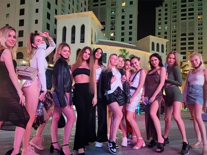 Model Pose Tanpa Busana Sejumlah model yang pose tanpa busana di Dubai.