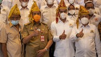 Wakil Ketua Umum KADIN Indonesia Anindya Bakrie (kedua dari kanan) berfoto bersama Gubernur Sulteng Longki Djanggola (kedua kiri), Gubernur Sulteng Terpilih Rusdy Mastura (kiri) dan Ketua Umum kadin Sulteng Muh Nur Rahmatu (kanan), usai pelantikan Pengurus KADIN Provinsi Sulawesi Tengah di Palu, Selasa (6/4/2021).