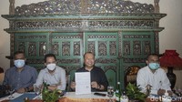 Salah satu kuasa hukum Profesor Muradi, Djaja Ahmad Djayus, datang ke kantor Komisi Perlindungan Anak Indonesia (KPAI), Jalan Teuku Umar, Jakarta Pusat, Selasa (6/4/2021). Usai keluar, tim kuasa hukum Muradi menggelar konferensi pers.