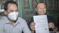 Razman juga menunjukkan bukti surat pengaduan bernomor 273/KPAI/PGDN/4/2021. Razman mengatakan Sierra dan M memiliki anak berusia 8 bulan. Menurutnya, M tidak menafkahi anak itu dengan baik.