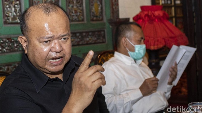 Momen Pengacara Bantah Profesor Muradi Miliki Anak dari Era Setyowati Kuasa hukum Muradi membantah kliennya memiliki anak dari model Era Setyowati atau dikenal dengan nama Sierra.