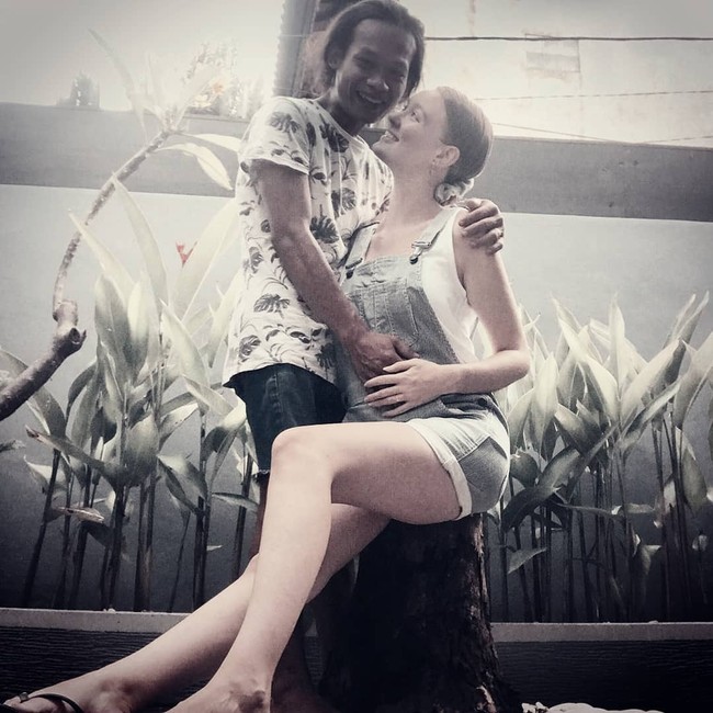 Pasangan Polly dan Nur kini sedang berbahagia karena wanita Inggris itu mengandung anak pertama mereka. Nur Khamid pun mengungkapkan kegembiraannya karena usia kehamilan Polly sudah tujuh bulan. Baru kemarin doa-doa itu menggema di telingaku dan sekarang sudah #tujuhbulanan. Makin berdebar #bahagia, tulis Nur Khamid melalui akun Instagramnya @karnaradheya. Foto: Dok. Instagram @karnaradheya.