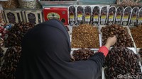 Warga pun mulai memburu buah kurma, di Pasar Tanah Abang Jakarta Pusat, Selasa (06/04/2021), untuk persiapan buka puasa di bulan suci Ramadhan.