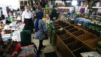 Mendekati bulan puasa yang tinggal hitungan beberapa hari lagi, umat muslim mulai ramai mengunjungi gerai-gerai yang menjajakan buah kurma.