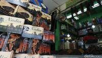 Berbagai jenis dan merek pun dijual disini.