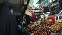 Penjualan buah kurma jelang bulan suci Ramadhan, di kawasan Pasar Tanah abang, Jakarta Pusat, kini mulai bergairah meski Pemprov DKI memperpanjang kembali penerapan PPKM Mikro di masa pendemi COVID-19.