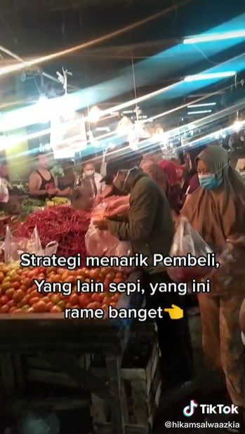 pedagang sayur di Pasar Cikema, Bogor heboh menyanyikan yel-yel untuk menarik pembeli.