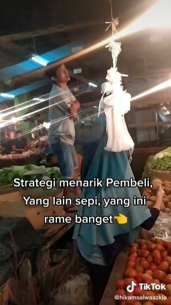 pedagang sayur di Pasar Cikema, Bogor heboh menyanyikan yel-yel untuk menarik pembeli.