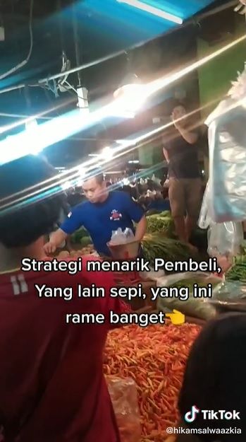 pedagang sayur di Pasar Cikema, Bogor heboh menyanyikan yel-yel untuk menarik pembeli.