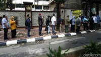 Para tamu harus menjalani rangkaian pemeriksaan sebelum memasuki gedung Mabes Polri.