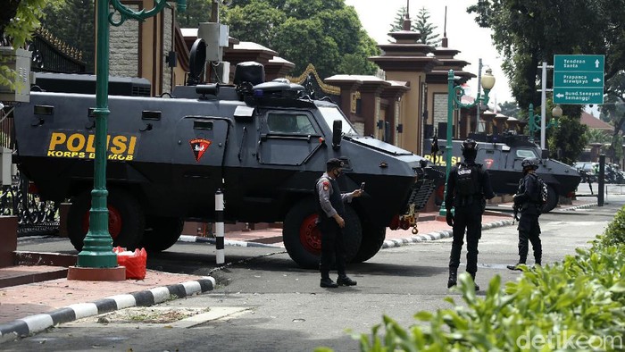 Penjagaan Mabes Polri Diperketat Antisipasi penyerangan, penjagaan gedung Mabes Polri masih terlihat super ketat, Jakarta, Selasa (6/4/2021).
