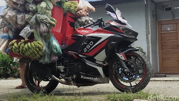 Pelaku usaha biasanya memilih sepeda motor bebek sebagai kendaraan operasionalnya, baik itu tukang ojek, kurir atau penjual sayur keliling. Namun hal yang unik terjadi di Kota Jayapura, Papua.