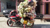 Para penjual sayur keliling memilih sepeda motor sport yang ber-CC besar sebagai kendaraan untuk mengangkut rak sayur. Keranjang berisi sayur ini berbobot sekitar 200 kilogram. Sepeda motor sport di Jakarta merupakan kendaraan mewah, berharga puluhan juta dan biasanya hanya dimiliki oleh biker yang hobi touring. Namun teori ini tidak berlaku bagi para penjual sayur keliling di Kota Jayapura. Mereka menggunakan motor sport seperti Honda CBR 250 RR, Kawasaki Ninja 250 R dan Yamaha R 25.