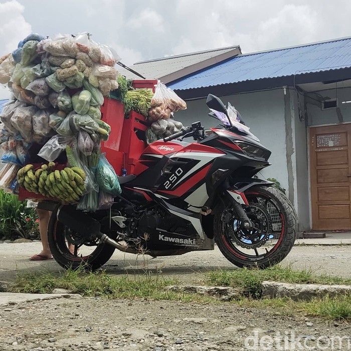Bagaimana kalau motor sport digunakan untuk berjualan sayur-mayur? Kejadian itu mungkin cuma ada dan lekat dengan kota ini.