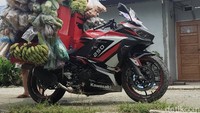 Para penjual sayur ini wilayah operasionalnya tidak hanya Kota Jayapura saja, mereka juga berjualan hingga ke luar kota. Mereka berjualan sampai Sentani, Kabupaten Jayapura. Jaraknya sekitar 30 kilometer dari pusat Kota Jayapura. Sehingga motor sport yang bertenaga lebih besar ini dipilih sebagai kendaraan operasional penjual sayur. Kalau diperhatikan, total harga sayur dagangan tidak sebanding dengan harga motor yang puluhan juta.