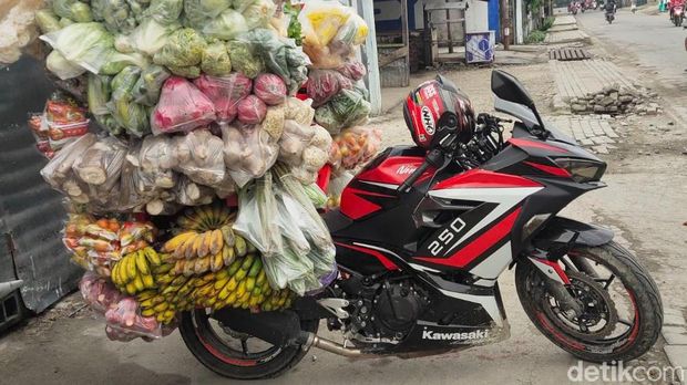 Bagaimana kalau motor sport digunakan untuk berjualan sayur-mayur? Kejadian itu mungkin cuma ada dan lekat dengan kota ini.