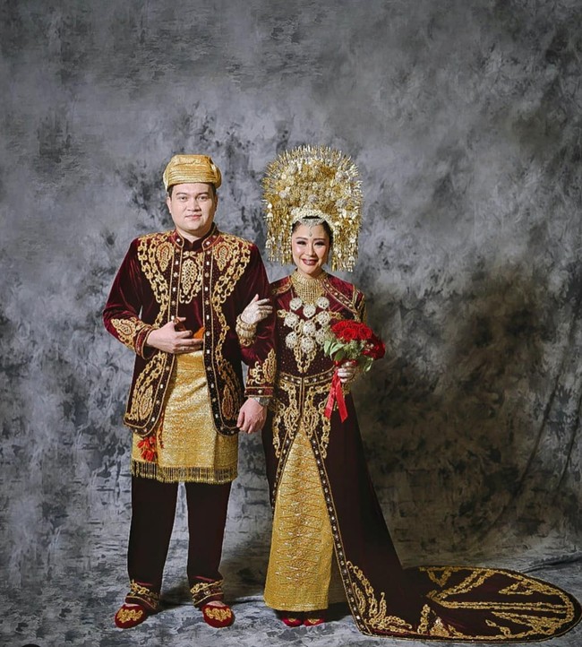 Selanjutnya ada Chikita Meidy yang juga memilih menggunakan adat Minangkabau saat menikah dengan Indra Adhitya. Mantan penyanyi cilik di era 90an itu terlihat manglingi saat tampil sebagai pengantin Minang. Foto: Instagram/@chikitameidy