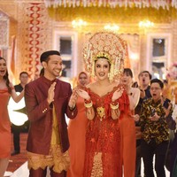 Intan Aletrino yang merupakan presenter dan juga Miss Supranational Indonesia juga memilih adat Minangkabau untuk acara pernikahannya dengan Ian Syarief Kleimer pada Minggu (2/2/2020). Intan tampil memukau mengenakan busana Minang yang didominasi warna merah lengkap dengan suntiang di kepalanya saat prosesi Malam Bainai. Foto: Instagram/@intanaletrino