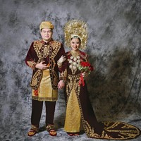 Selanjutnya ada Chikita Meidy yang juga memilih menggunakan adat Minangkabau saat menikah dengan Indra Adhitya. Mantan penyanyi cilik di era 90an itu terlihat manglingi saat tampil sebagai pengantin Minang. Foto: Instagram/@chikitameidy