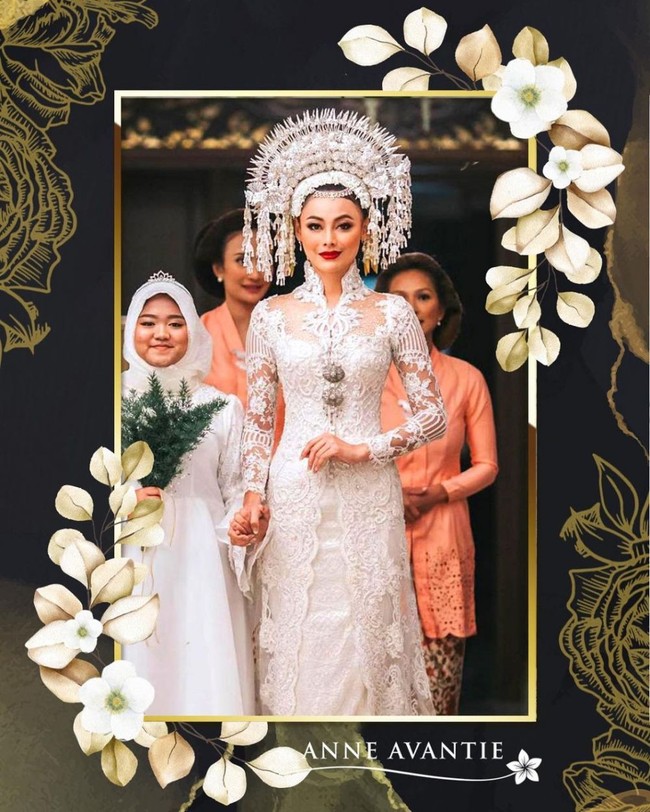 Dinikahi pria asal Malaysia bernama Nik Ibrahim, penampilan Whulandary Herman juga tak kalah memukau. Pada pernikahannya itu Whulandary Herman memilih untuk mengenakan kebaya putih karya Anne Avantie. Penampilannya itu kemudian dilengkapi dengan suntiang di atas kepalanya. Foto: Instagram/@anneavantieheart