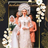 Dinikahi pria asal Malaysia bernama Nik Ibrahim, penampilan Whulandary Herman juga tak kalah memukau. Pada pernikahannya itu Whulandary Herman memilih untuk mengenakan kebaya putih karya Anne Avantie. Penampilannya itu kemudian dilengkapi dengan suntiang di atas kepalanya. Foto: Instagram/@anneavantieheart