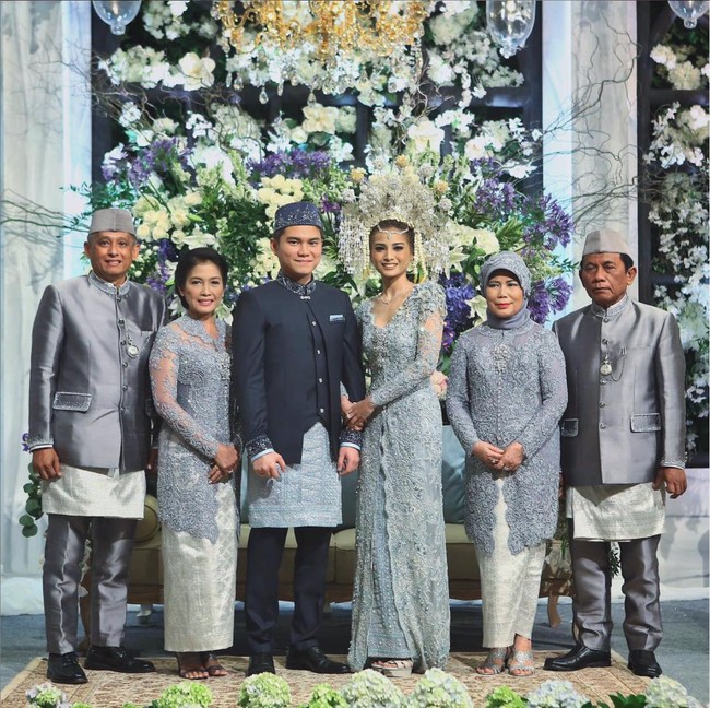 Acha Septriasa dinikahi oleh Vicky Kharisma pada 11 Desember 2016. Dalam pernikahannya itu Acha terlihat memukau dan manglingi dalam balutan kebaya abu-abu dan suntiang di kepalanya. Foto: Instagram/@septriasaacha