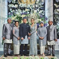 Acha Septriasa dinikahi oleh Vicky Kharisma pada 11 Desember 2016. Dalam pernikahannya itu Acha terlihat memukau dan manglingi dalam balutan kebaya abu-abu dan suntiang di kepalanya. Foto: Instagram/@septriasaacha