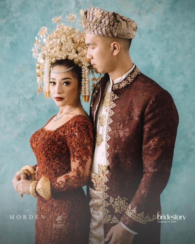 Menikah pada Jumat (16/10/2020) dengan Indra Priawan, Nikita Willy terlihat anggun memesona dalam balutan busana ada Minangkabau lengkap dengan suntiang di kepalanya. Adat Minangkabau sendiri dipilih karena kedua orangtua Nikita diketahui memang berasal dari sana. Foto: Instagram/@nikitawillyofficial94