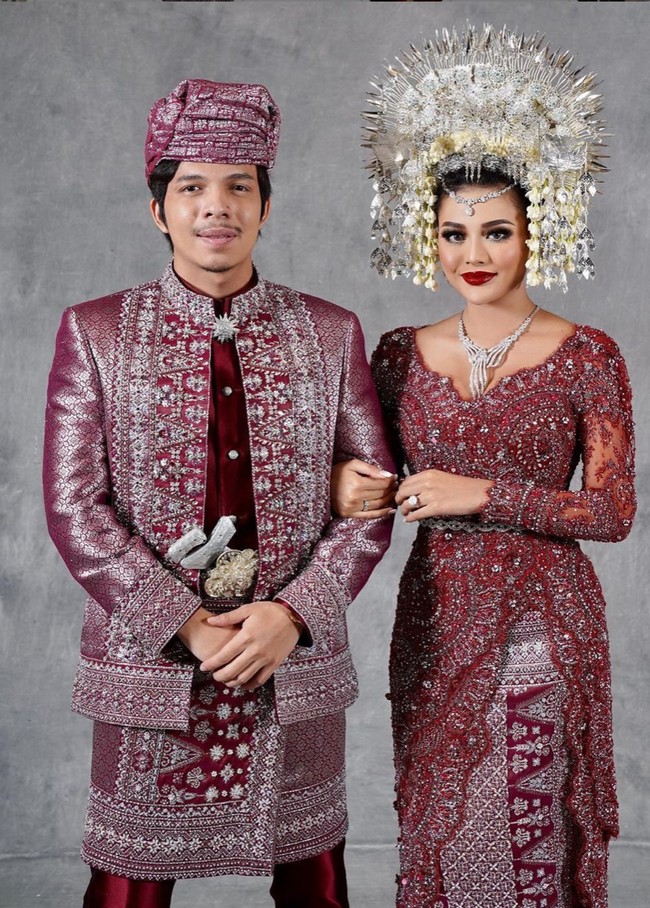 Pasangan Aurel Hermansyah dan Atta Halilintar baru saja menggelar acara pernikahan mereka pada Sabtu (3/4/2021). Dalam pernikahannya itu Aurel Hermansyah terlihat cantik mengenakan kebaya merah dan suntiang Minang yang menghiasi kepalanya. Foto: Instagram/@aurelie.hermansyah