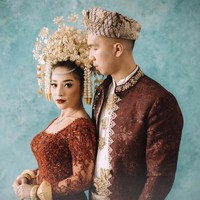 Menikah pada Jumat (16/10/2020) dengan Indra Priawan, Nikita Willy terlihat anggun memesona dalam balutan busana ada Minangkabau lengkap dengan suntiang di kepalanya. Adat Minangkabau sendiri dipilih karena kedua orangtua Nikita diketahui memang berasal dari sana. Foto: Instagram/@nikitawillyofficial94