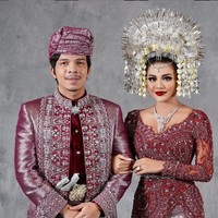 Pasangan Aurel Hermansyah dan Atta Halilintar baru saja menggelar acara pernikahan mereka pada Sabtu (3/4/2021). Dalam pernikahannya itu Aurel Hermansyah terlihat cantik mengenakan kebaya merah dan suntiang Minang yang menghiasi kepalanya. Foto: Instagram/@aurelie.hermansyah
