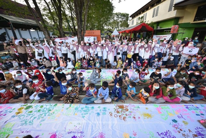 Persatuan Wanita Patra (PWP) Pertamina RU VI Balongan mengajak anak-anak pengungsi di GOR Bumi Patra melakukan kegiatan yang positif seperti belajar menjaga kebersihan hingga melukis.