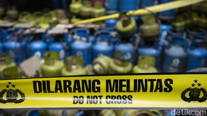 Bareskrim Polri membongkar penyalahgunaan gas subsidi 3 kg di Jakarta Barat yang beraksi sejak 2018. Akibatnya, negara mengalami kerugian sekitar Rp 7 miliar.