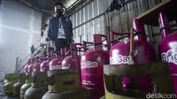 Zulkarnain menjelaskan bagaimana modus dari penyalahgunaan gas subsidi tersebut. Menurutnya, DF dan T awalnya membeli terlebih dahulu gas subsidi 3 kg dalam jumlah besar dari agen.