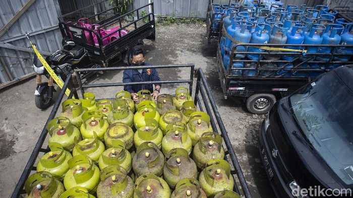 Bareskrim Polri membongkar penyalahgunaan gas subsidi 3 kg di Jakarta Barat yang beraksi sejak 2018. Akibatnya, negara mengalami kerugian sekitar Rp 7 miliar.