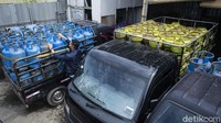 Padahal, lanjut Zulkarnain, gas subsidi 3 kg ini memiliki target untuk membantu masyarakat miskin dalam kehidupan sehari-hari maupun melakukan bisnis kecil-kecilan mereka. Dia mengaku mendapat informasi dari masyarakat sekitar sehingga berhasil mengungkap kasus tersebut.