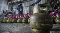Direktorat Tindak Pidana Tertentu (Dittipidter) Bareskrim Polri menangkap dua pelaku penyalahgunaan gas subsidi 3 kg di 3 TKP di Meruya Utara dan Kembangan, Jakarta Barat (Jakbar). Polisi menyita ribuan tabung gas hingga sejumlah kendaraan bermotor dalam kasus ini.