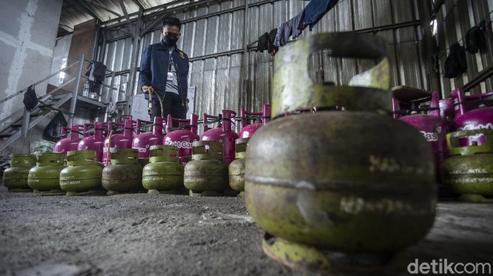 Polisi Bongkar Ribuan Tabung Gas Oplosan di Jakbar Bareskrim Polri membongkar penyalahgunaan gas subsidi 3 kg di Jakarta Barat yang beraksi sejak 2018. Akibatnya, negara mengalami kerugian sekitar Rp 7 miliar.