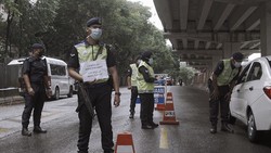 Malaysia terus mencatat rekor tertinggi infeksi dan kematian Covid-19 dalam beberapa pekan terakhir. Imbas ini, negara tersebut memutuskan lockdown nasional.